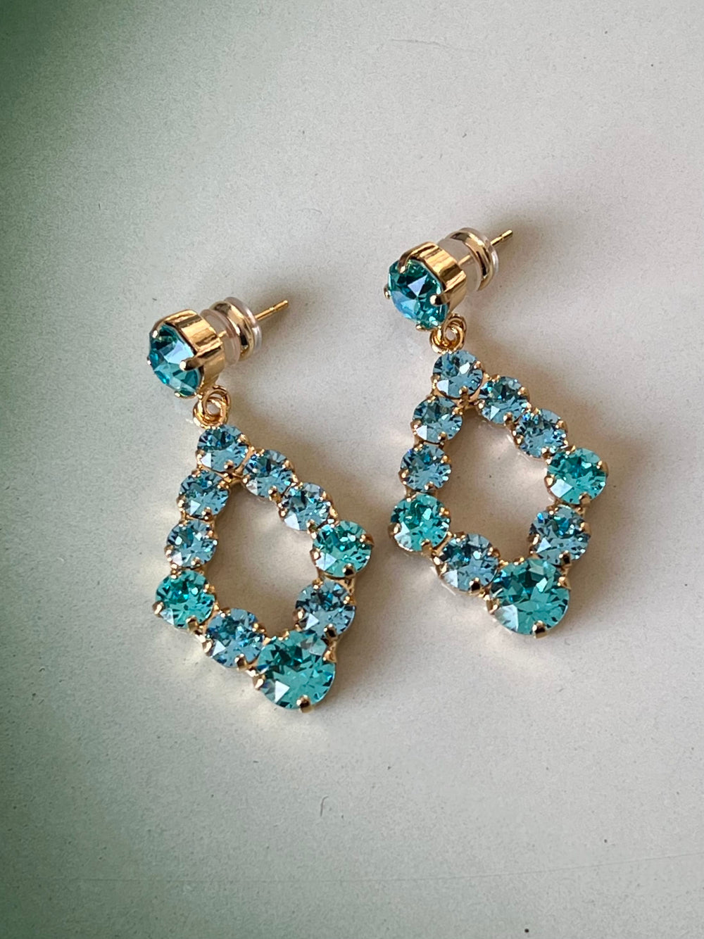 Caroline Svedbom øredobber Mini Delia earrings - turquoise/aquamarine