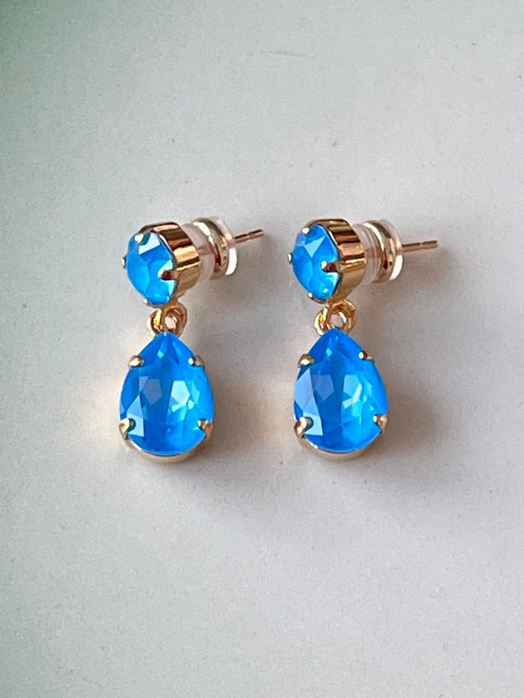 Caroline Svedbom øredobber Mini drop earrings - electric blue delite