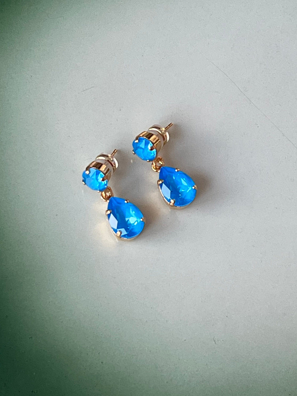 Caroline Svedbom øredobber Mini drop earrings - electric blue delite