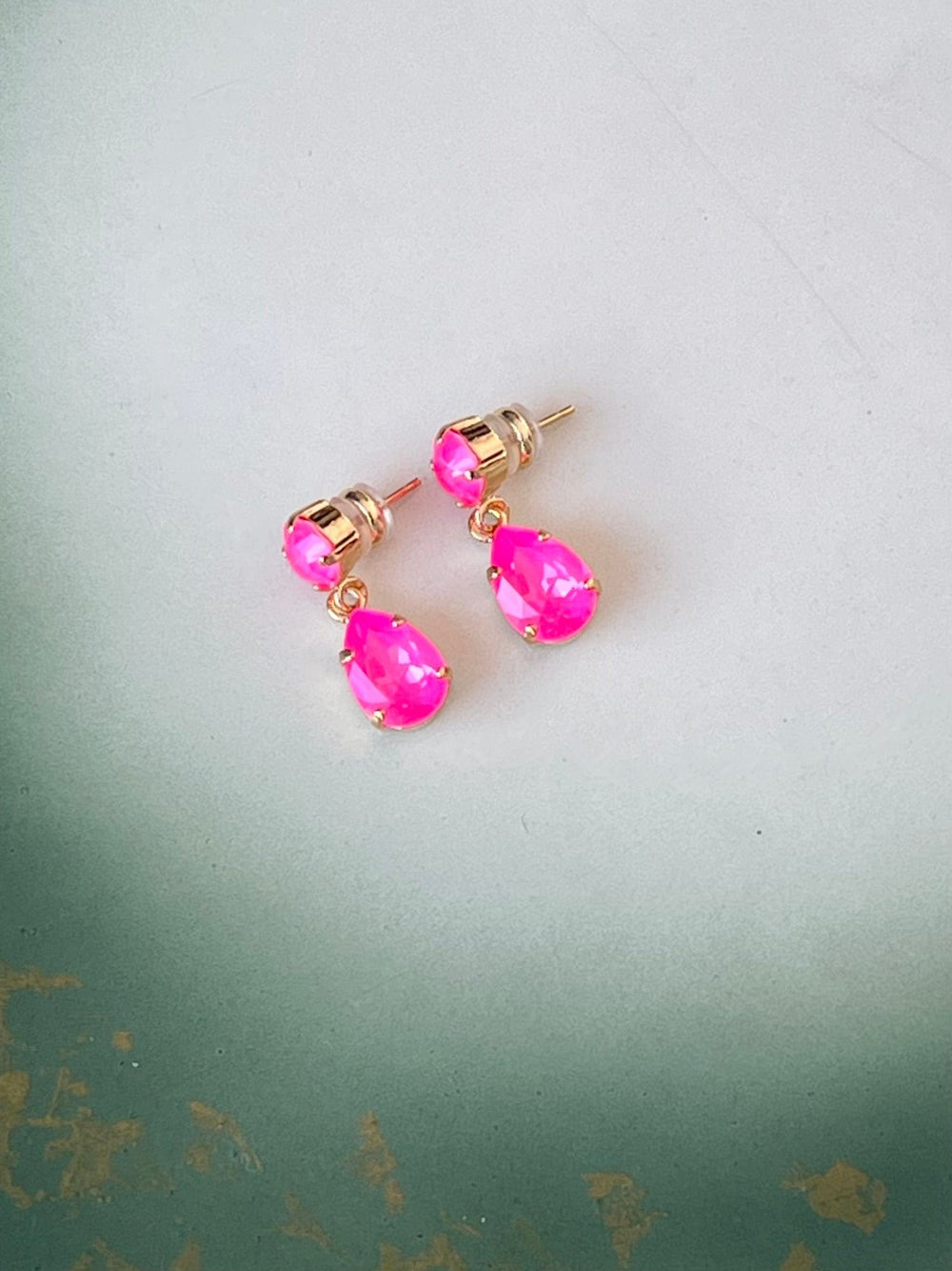 Caroline Svedbom øredobber Mini drop earrings - electric pink delite