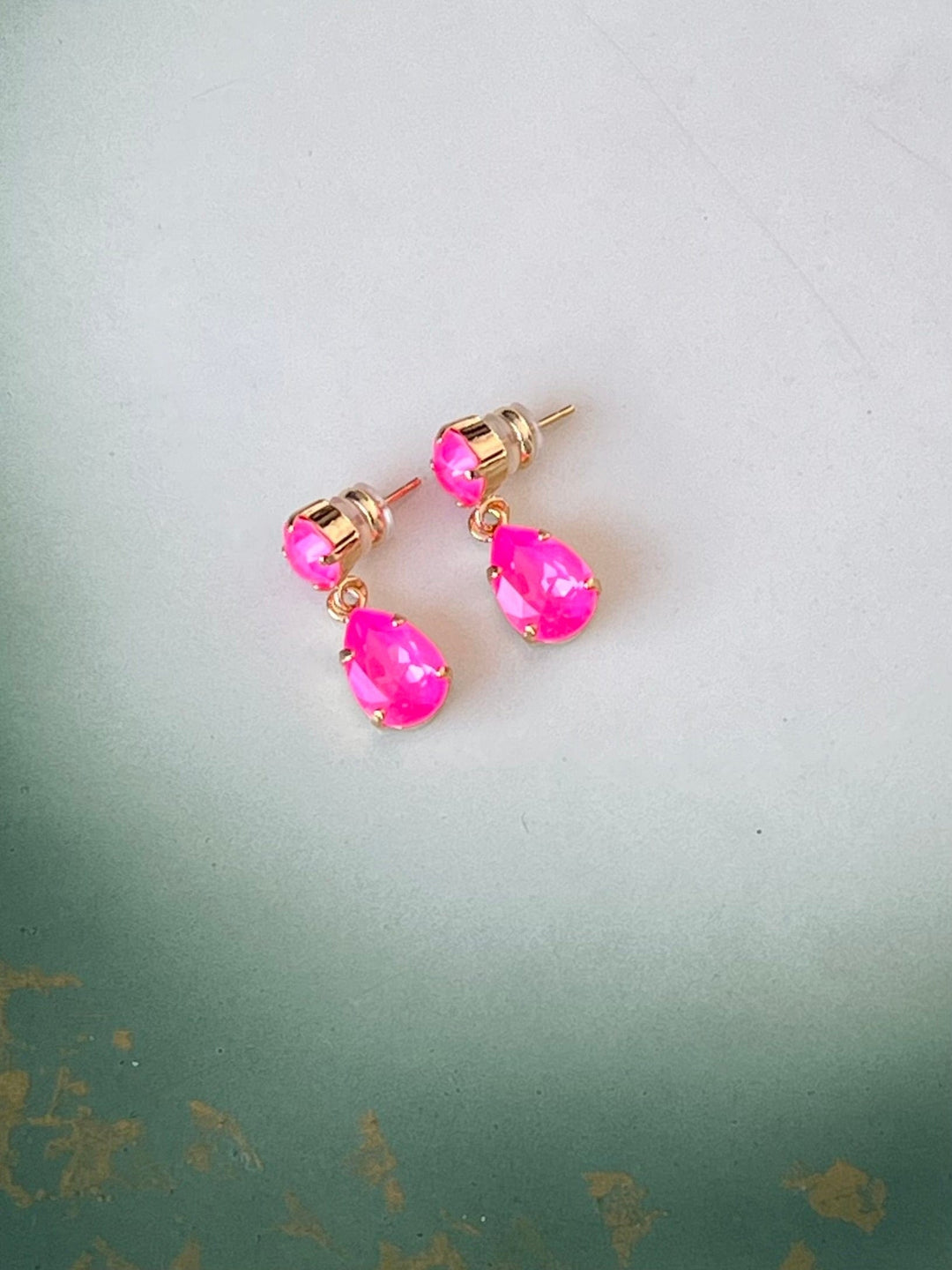 Caroline Svedbom øredobber Mini drop earrings - electric pink delite