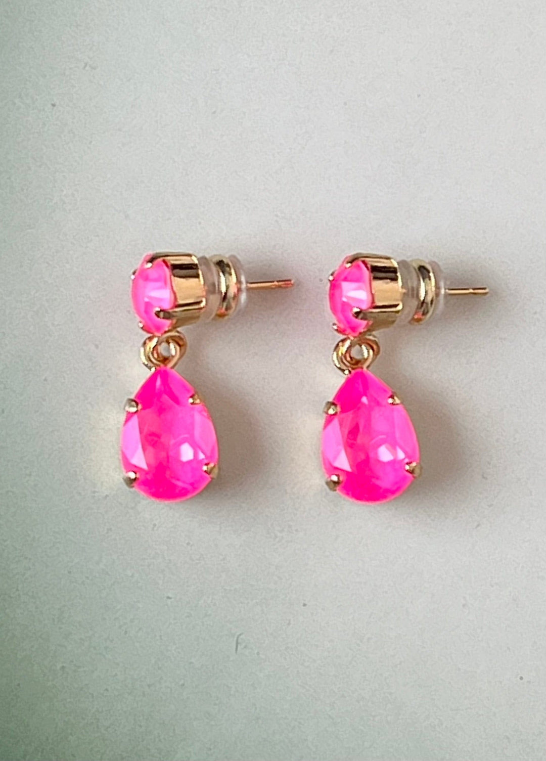 Caroline Svedbom øredobber Mini drop earrings - electric pink delite