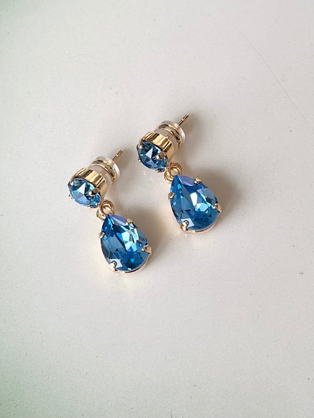 Caroline Svedbom øredobber Mini drop earrings - ice blue