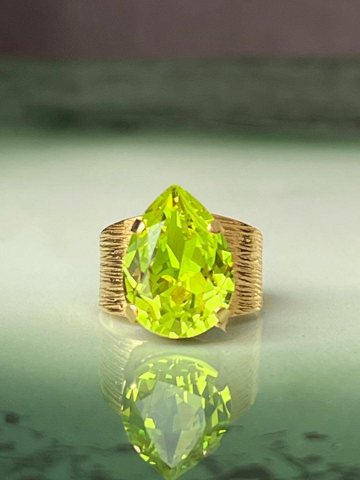 Caroline Svedbom ringer Classic drop ring - citrus green