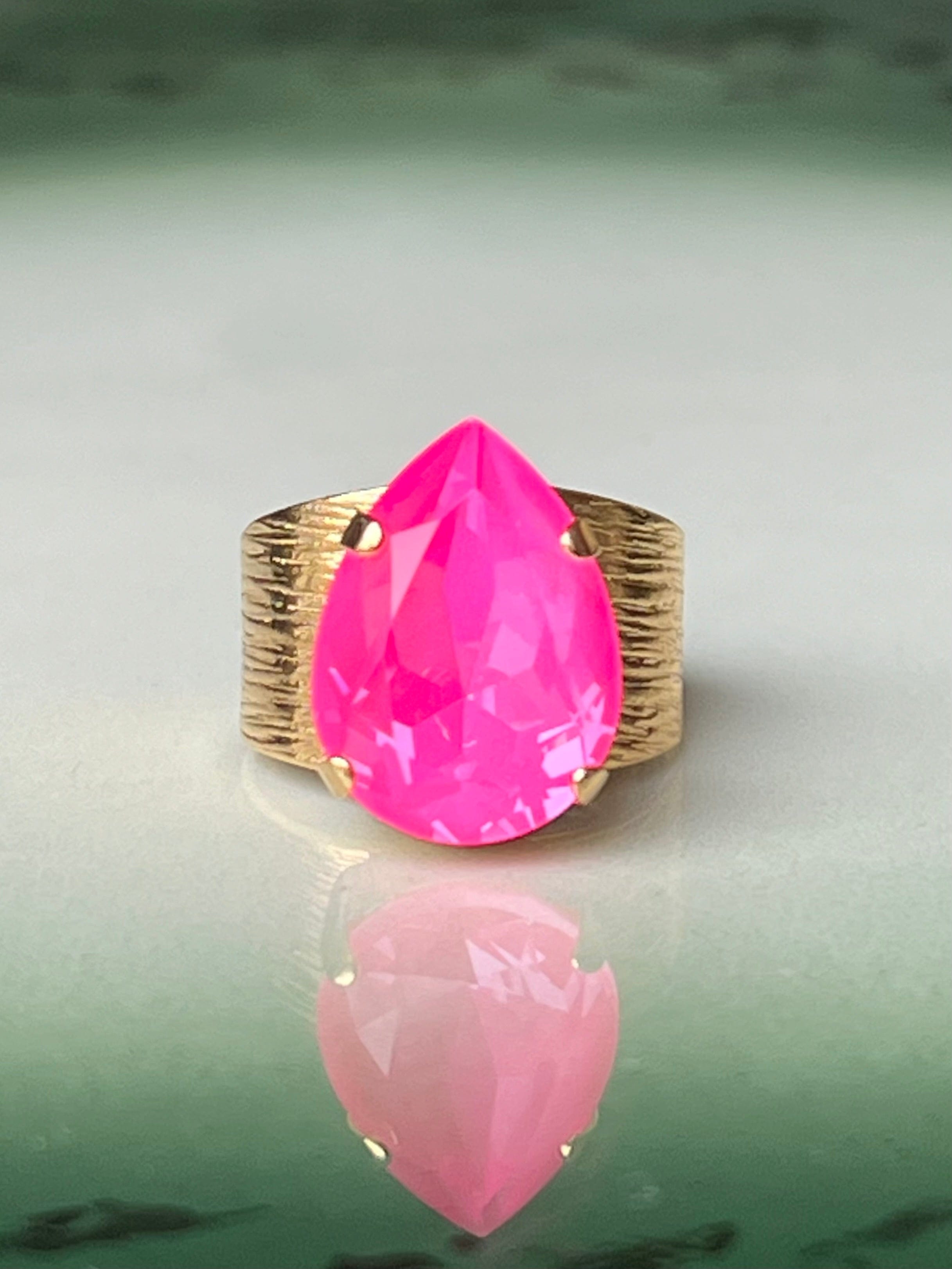 Classic drop ring - electric pink delite – Frøken Dianas Salonger