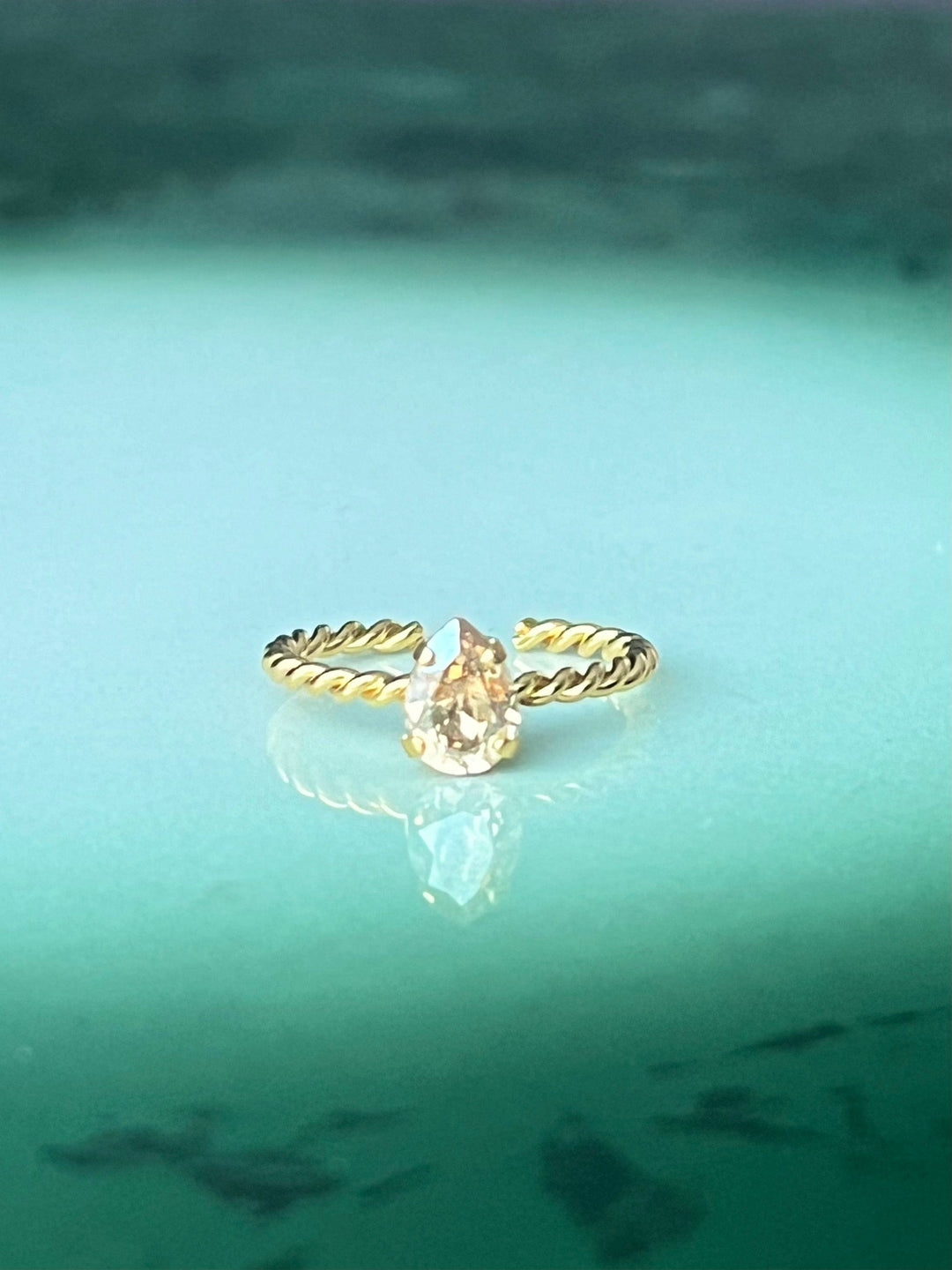 Caroline Svedbom ringer Niki ring - golden shadow