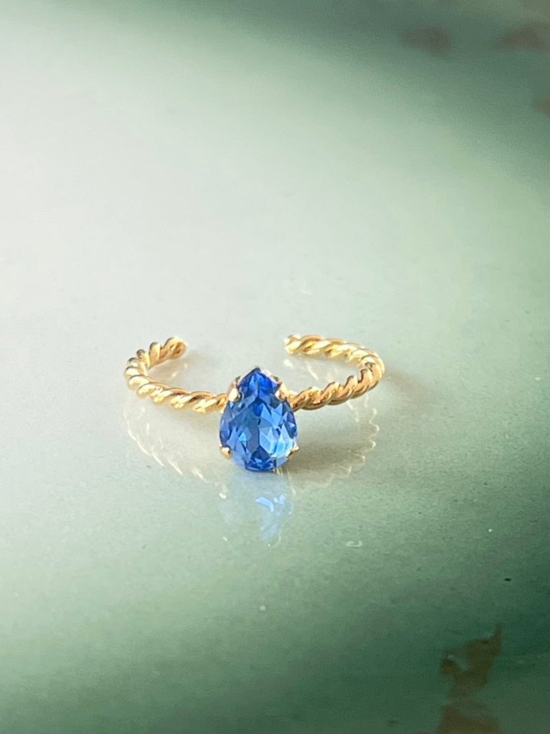 Caroline Svedbom ringer Niki ring - sapphire
