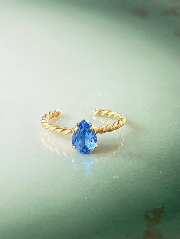 Caroline Svedbom ringer Niki ring - sapphire