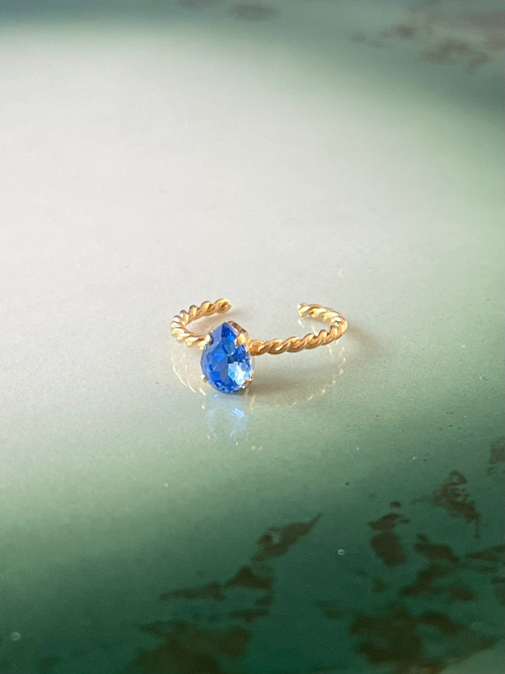 Caroline Svedbom ringer Niki ring - sapphire