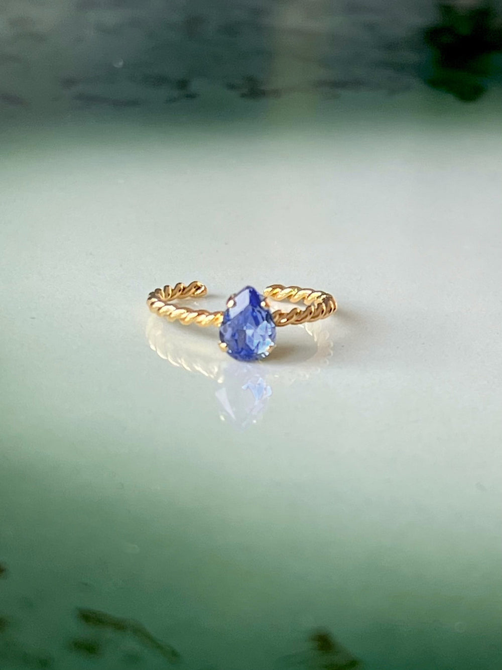 Caroline Svedbom ringer Niki ring - sapphire