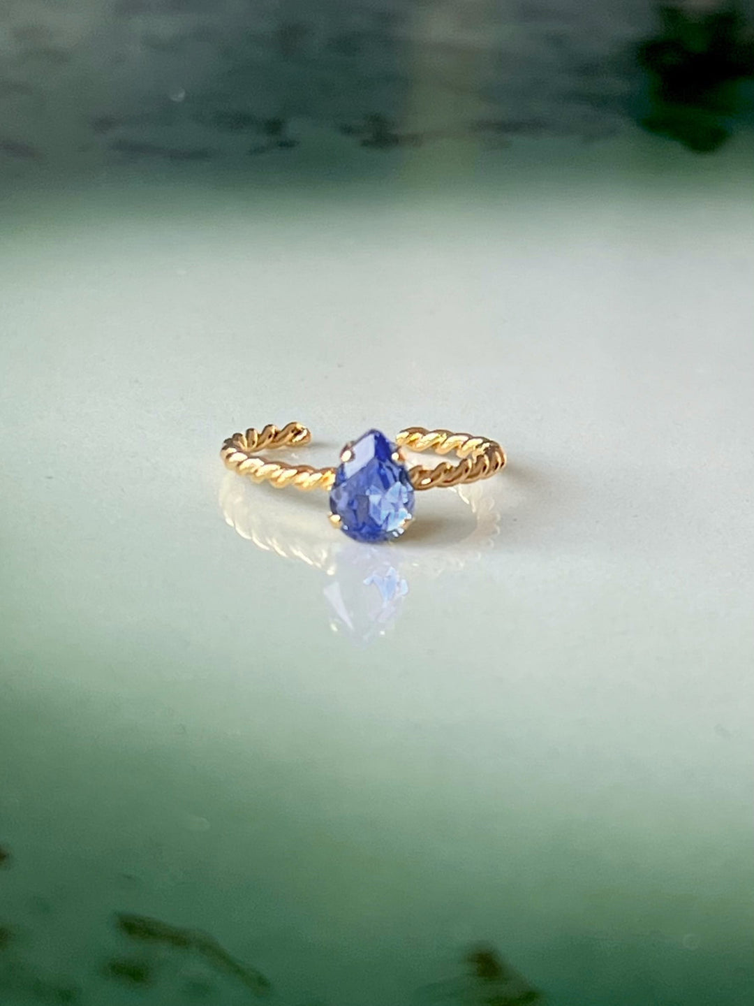 Caroline Svedbom ringer Niki ring - sapphire