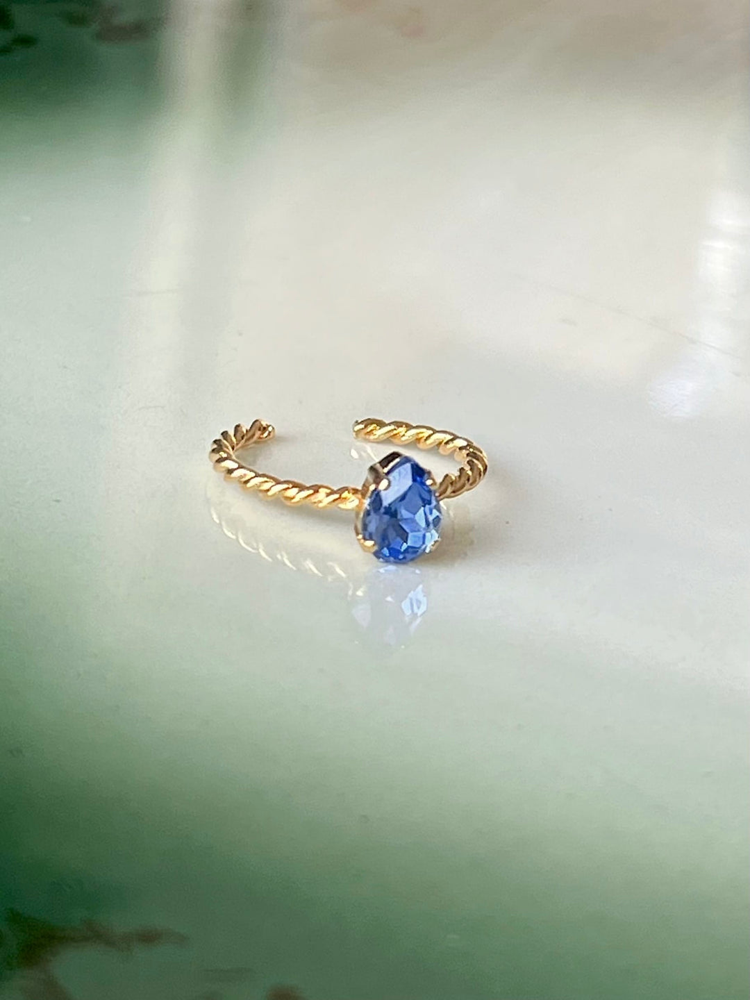 Caroline Svedbom ringer Niki ring - sapphire