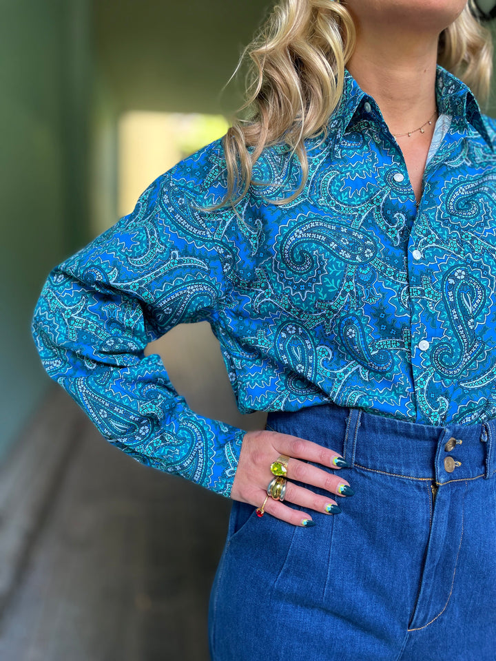 Dianas Vintage Bluser Karro shirt paisley skjorte i bomull med paisleymønster i blått og grønt etisk produsert