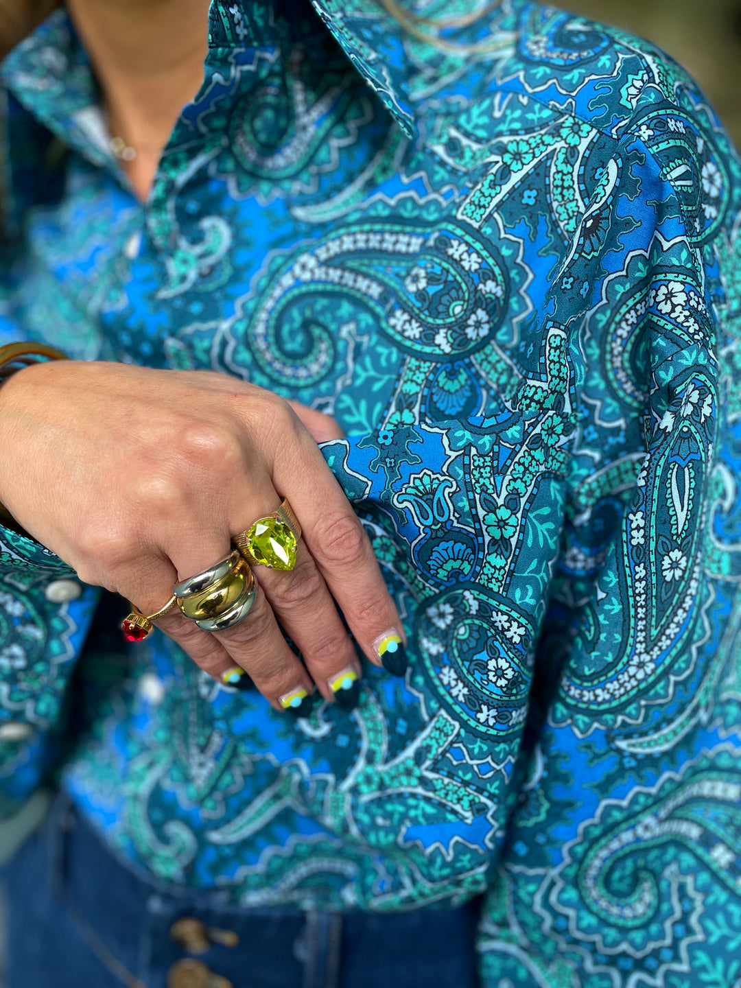 Dianas Vintage Bluser Karro shirt paisley skjorte i bomull med paisleymønster i blått og grønt etisk produsert