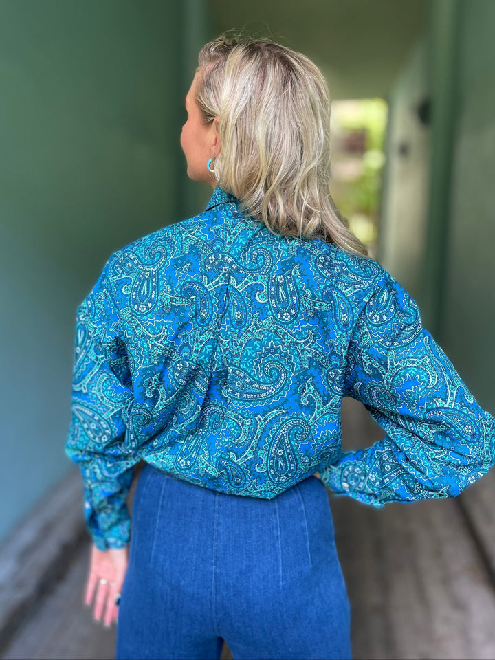 Dianas Vintage Bluser Karro shirt paisley skjorte i bomull med paisleymønster i blått og grønt etisk produsert