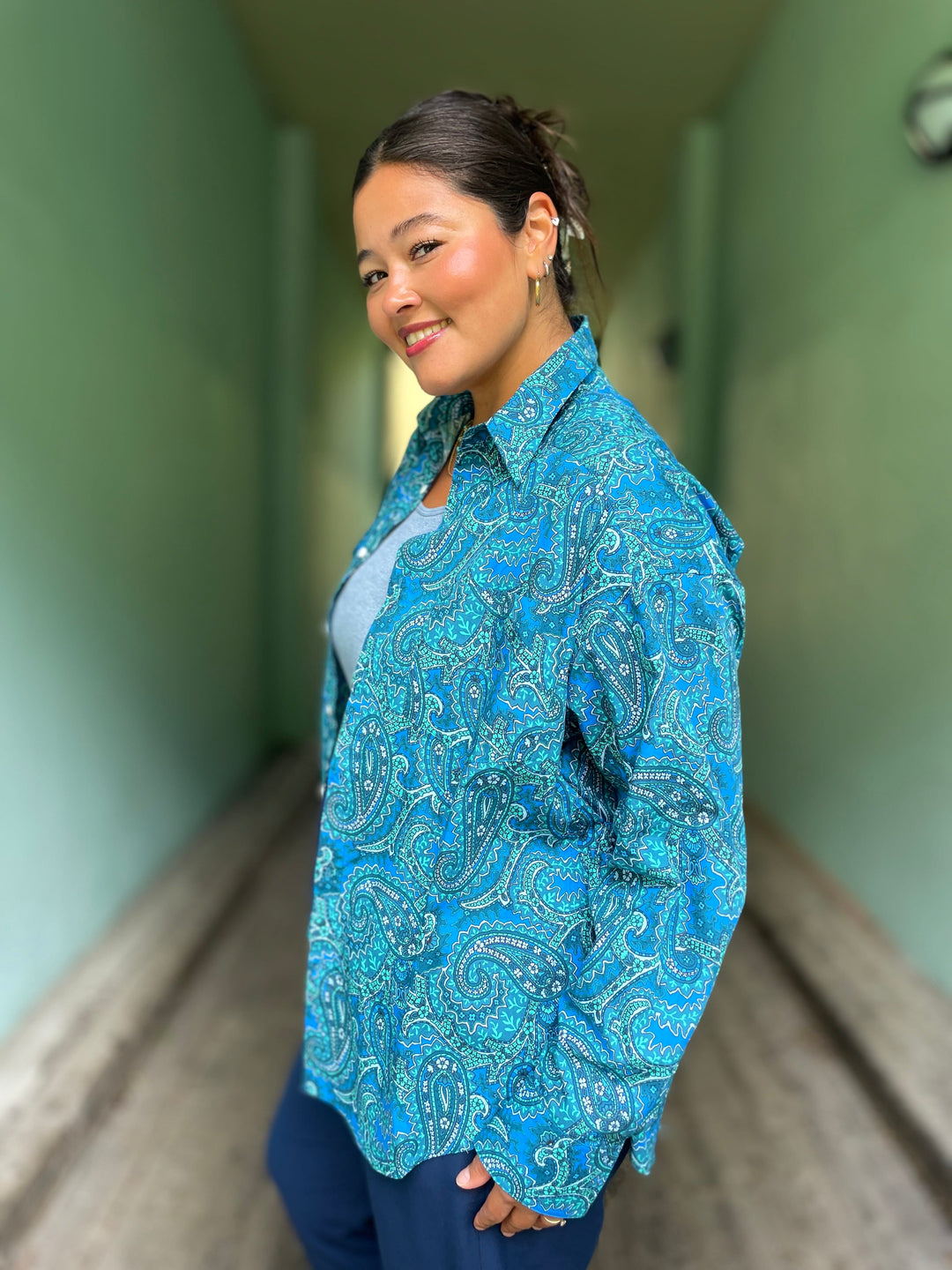 Dianas Vintage Bluser Karro shirt paisley skjorte i bomull med paisleymønster i blått og grønt etisk produsert