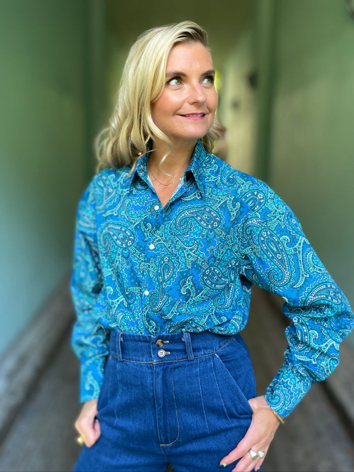 Dianas Vintage Bluser Karro shirt paisley skjorte i bomull med paisleymønster i blått og grønt etisk produsertDianas Vintage Bluser Classic shirt cotton