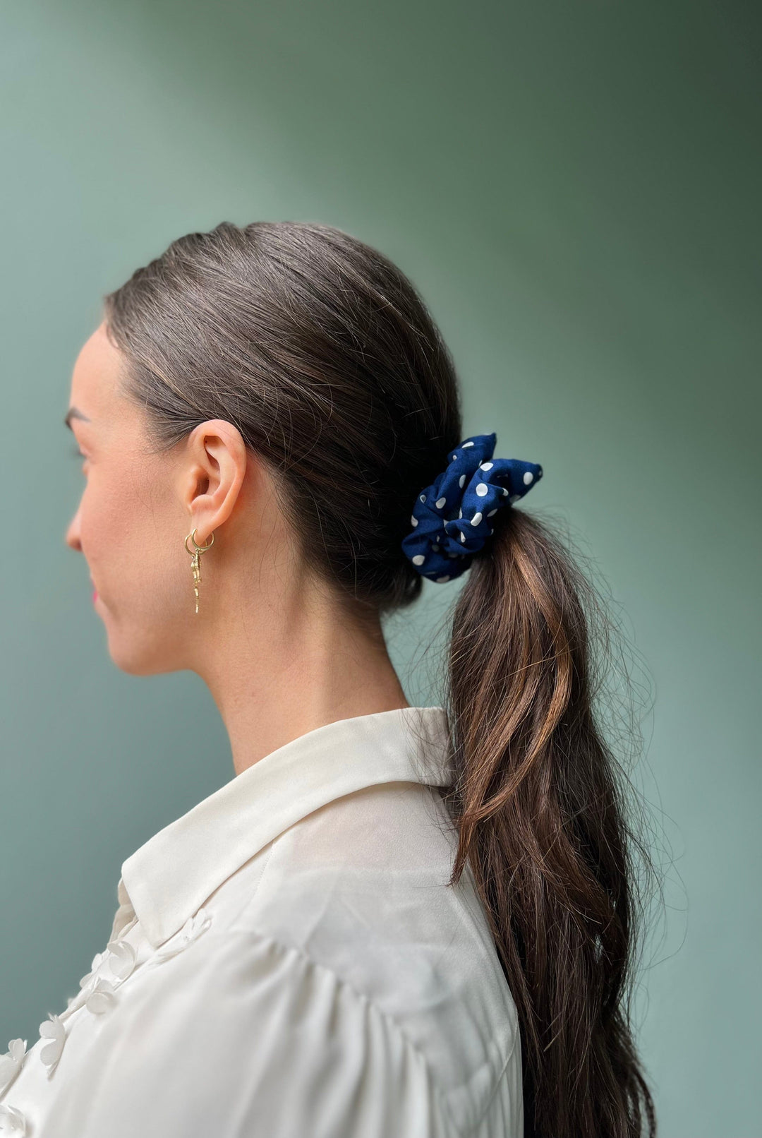 Dianas Vintage hårpynt Scrunchie av restestoff liten - blå med hvite prikker