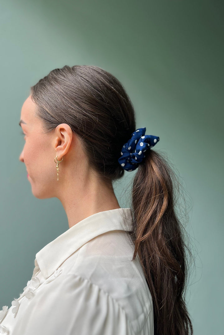 Dianas Vintage hårpynt Scrunchie av restestoff liten - blå med hvite prikker