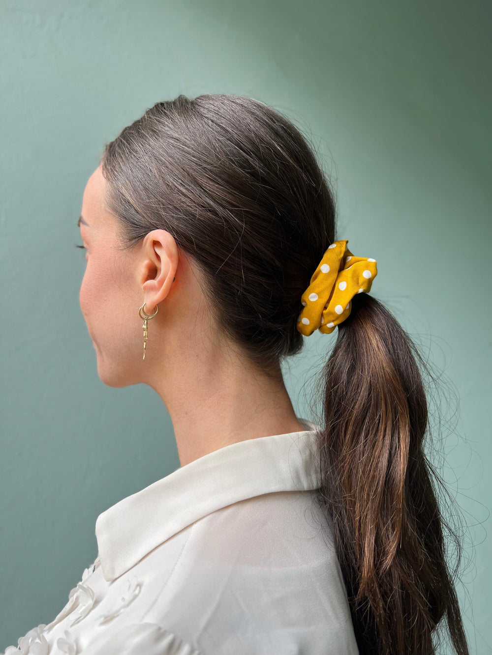 Dianas Vintage hårpynt Scrunchie av restestoff liten - gul med hvite prikker