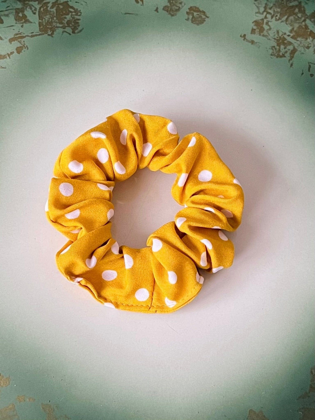 Dianas Vintage hårpynt Scrunchie av restestoff liten - gul med hvite prikker