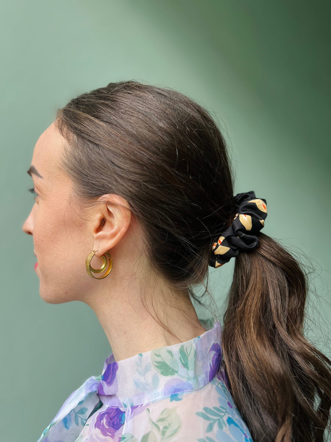 Dianas Vintage hårpynt Scrunchie av restestoff liten - svart med brune blader