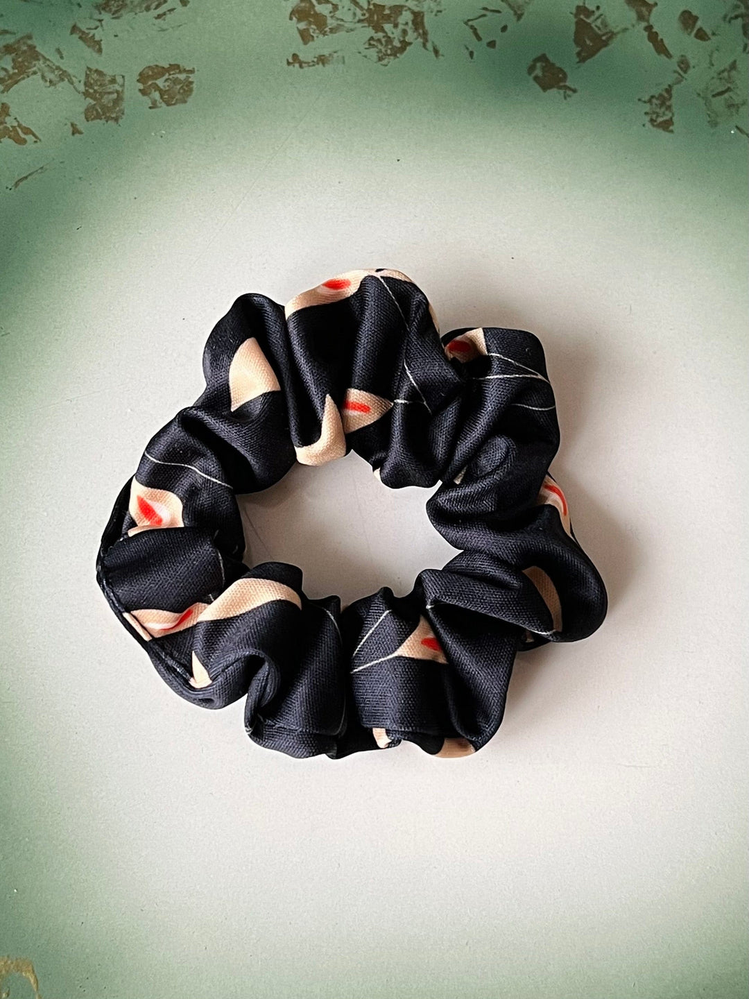 Dianas Vintage hårpynt Scrunchie av restestoff liten - svart med brune blader