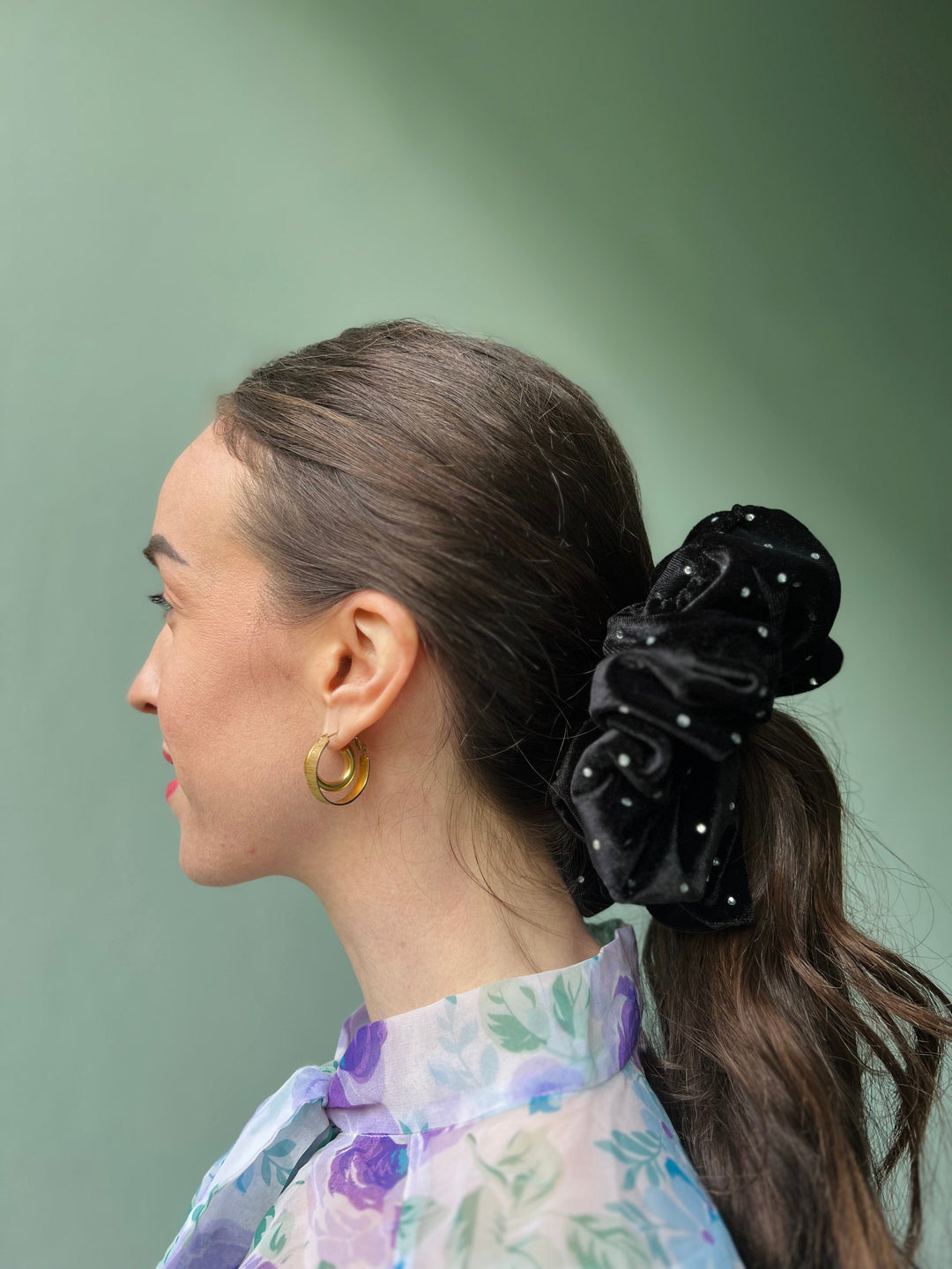 Dianas Vintage hårpynt Scrunchie av restestoff stor - svart med strass Velvet Sparkles