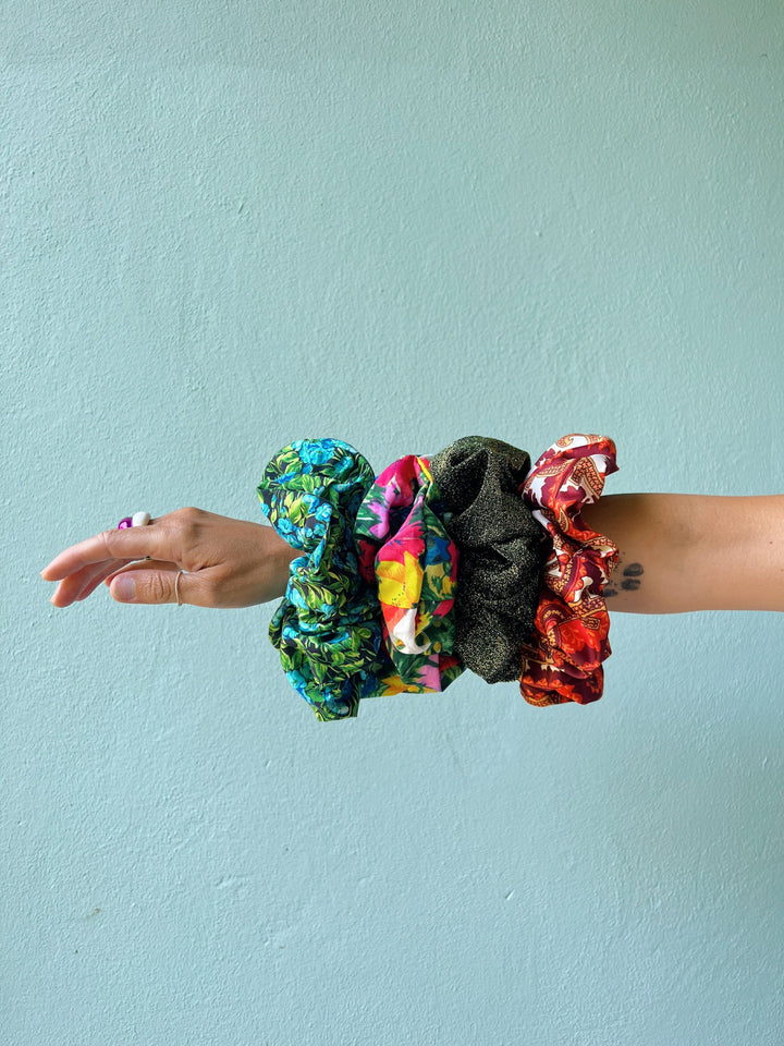 Dianas Vintage hårpynt Scrunchie av restestoff stor - wildflowers