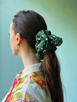 Last inn bildet i Galleri-visningsprogrammet, Dianas Vintage hårpynt Scrunchie Dots av restestoff stor - grønn
