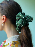 Last inn bildet i Galleri-visningsprogrammet, Dianas Vintage hårpynt Scrunchie Dots av restestoff stor - grønn
