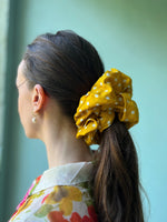 Last inn bildet i Galleri-visningsprogrammet, Dianas Vintage hårpynt Scrunchie Dots av restestoff stor - gul
