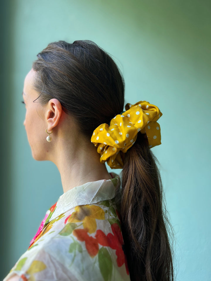 Dianas Vintage hårpynt Scrunchie Dots av restestoff stor - gul