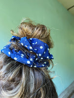 Last inn bildet i Galleri-visningsprogrammet, Dianas Vintage hårpynt Scrunchie Dots av restestoff stor - mørkeblå
