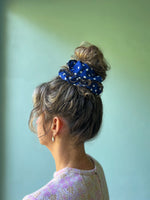 Last inn bildet i Galleri-visningsprogrammet, Dianas Vintage hårpynt Scrunchie Dots av restestoff stor - mørkeblå
