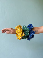 Last inn bildet i Galleri-visningsprogrammet, Dianas Vintage hårpynt Scrunchie Dots av restestoff stor - mørkeblå
