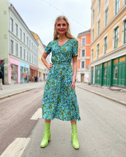 Almindeligt Sky fjerkræ Betty Button dress - blue forest – Frøken Dianas salonger