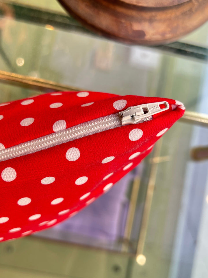 Dianas Vintage Sminkepung Sminkepung av restestoff - dots rød