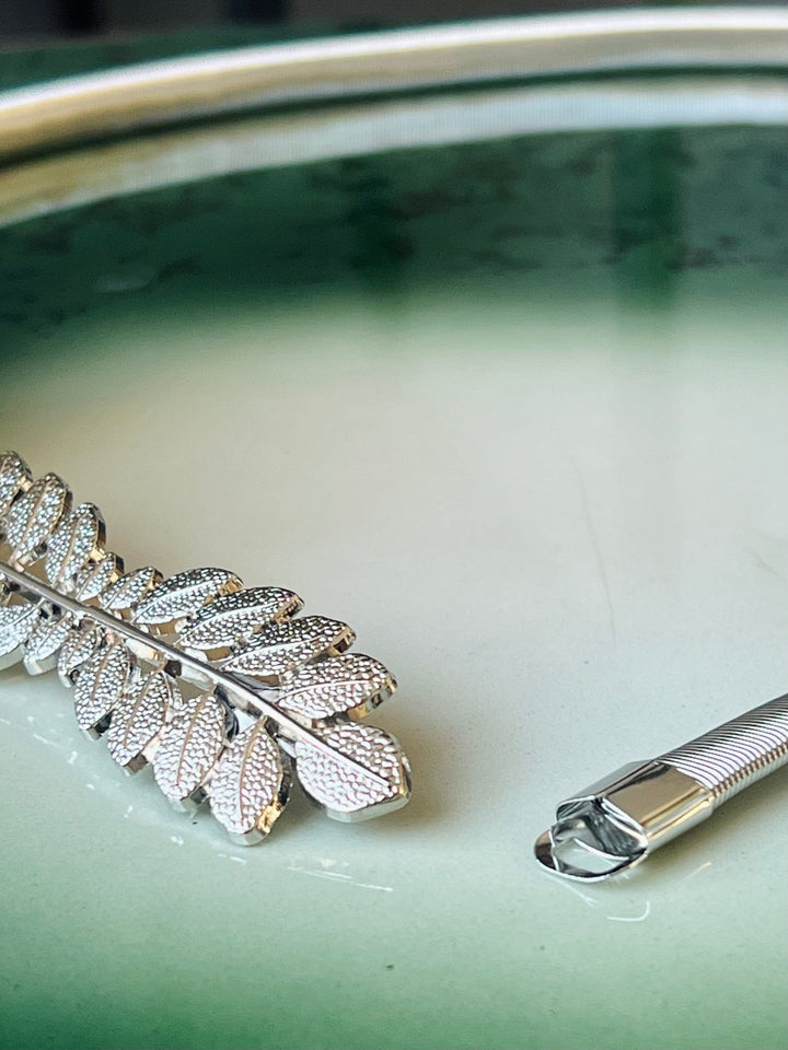 Frøken Dianas salonger belter Strikkbelte sølv - avlang bladspenne