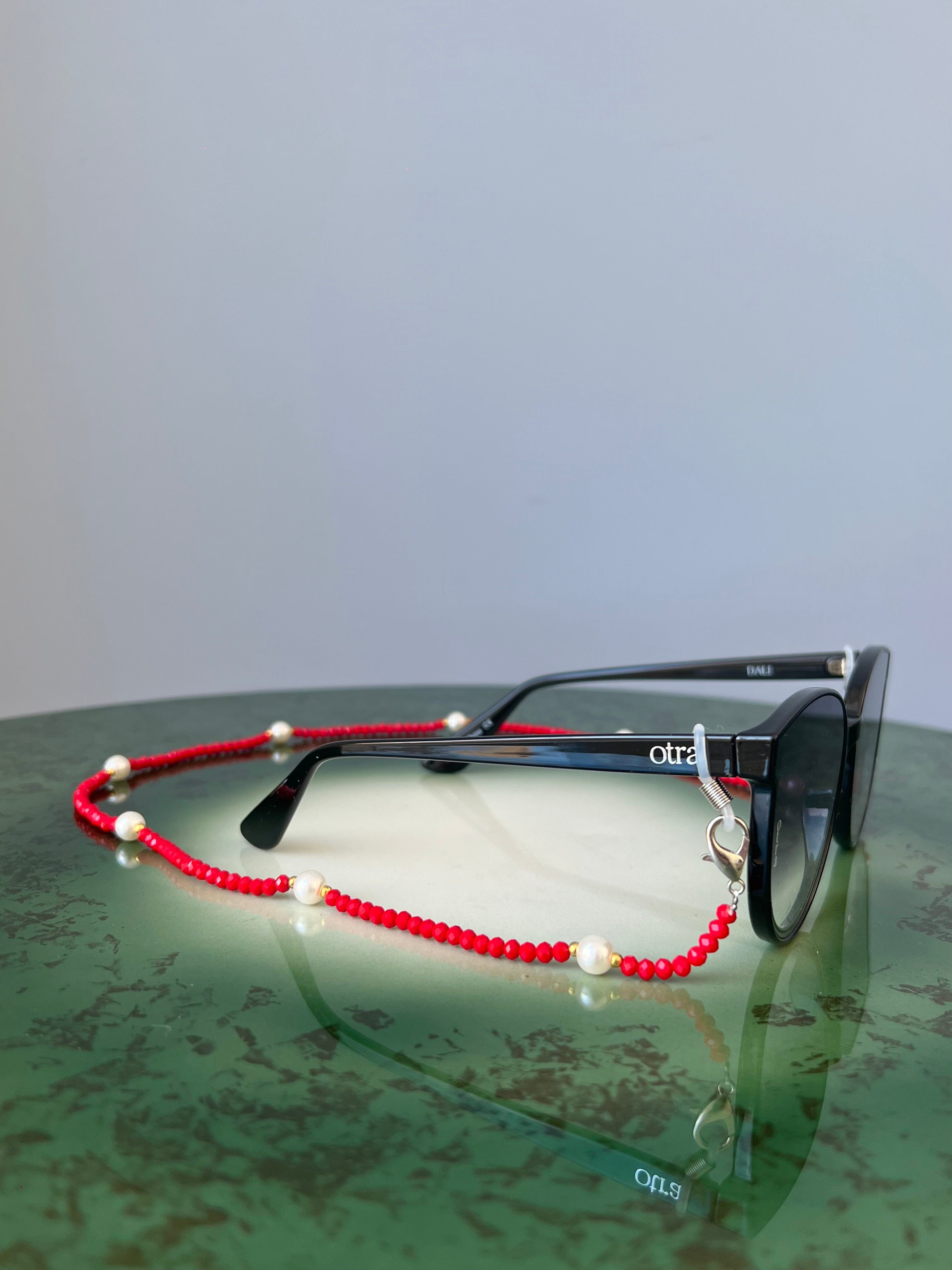 Frøken Dianas salonger brillekjede Brillekjede -  rød med hvite perler