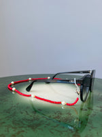 Last inn bildet i Galleri-visningsprogrammet, Frøken Dianas salonger brillekjede Brillekjede -  rød med hvite perler
