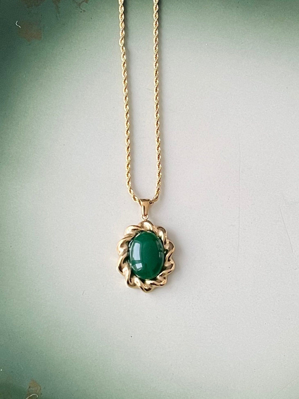 Frøken Dianas salonger halskjeder Halskjede grønn agat med gullramme