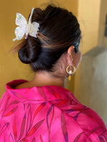 Last inn bildet i Galleri-visningsprogrammet, Frøken Dianas salonger hårpynt Hårklype - stor sommerfugl - kremhvit/lilla
