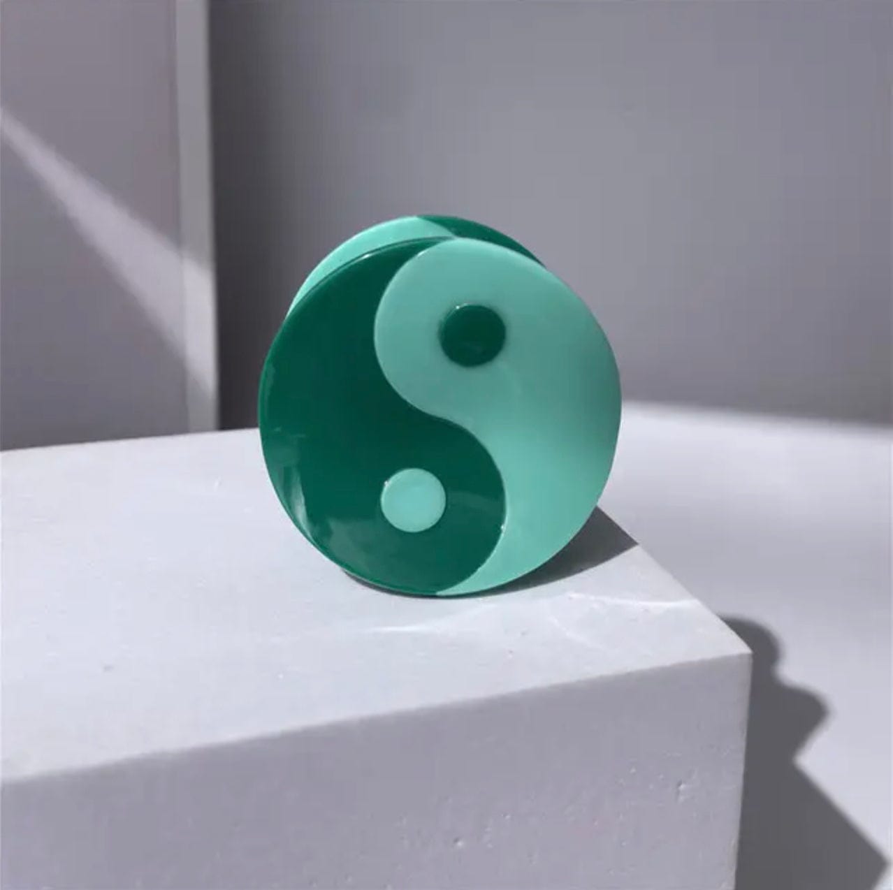 Frøken Dianas salonger hårpynt Hårklype -  Yin Yang - grønn foto av en rund hårklype formet som et yin yang symbol i grønne fargetoner
