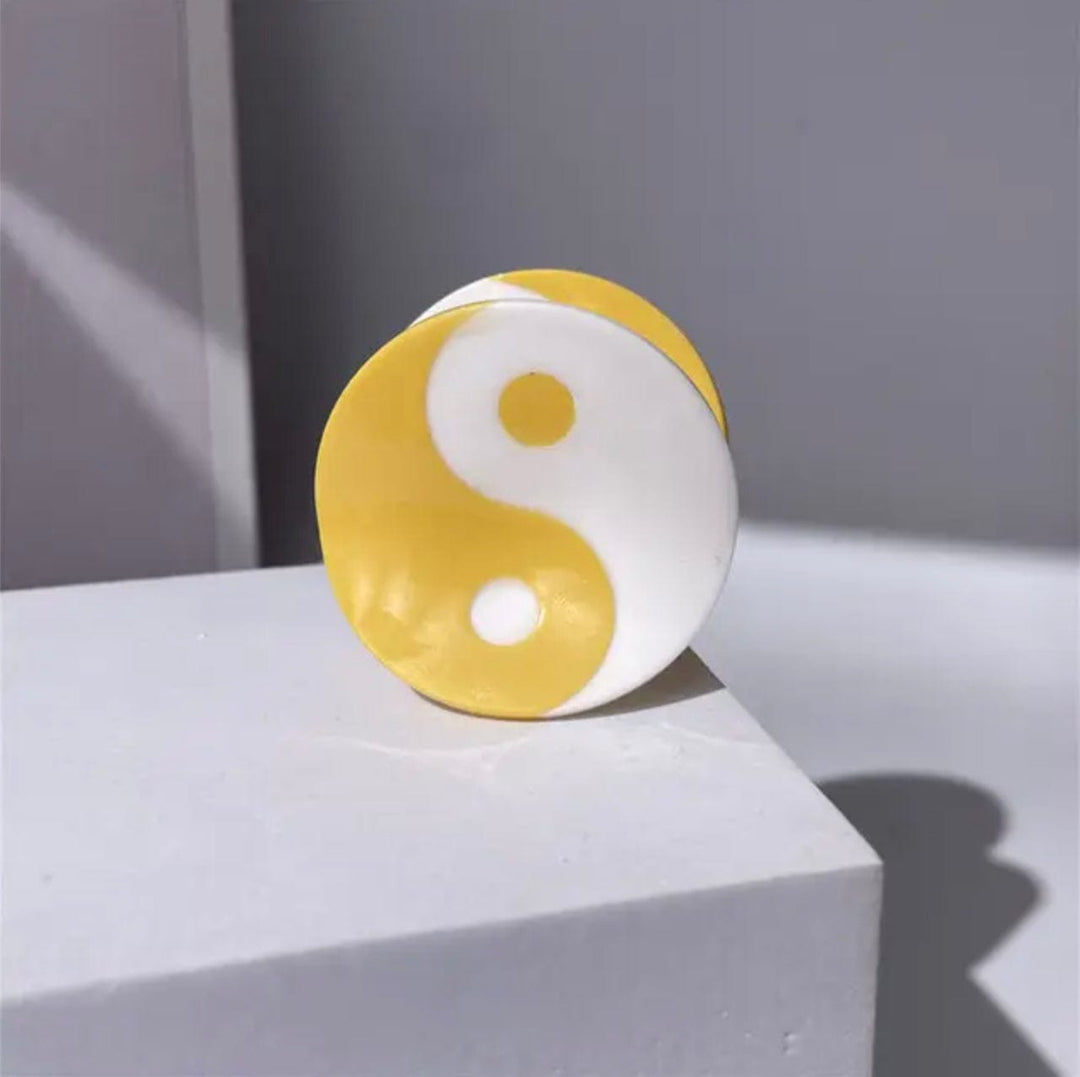 Frøken Dianas salonger hårpynt Hårklype -  Yin Yang - gul foto av en rund hårklype formet som et yin yang symbol i gult og hvitt