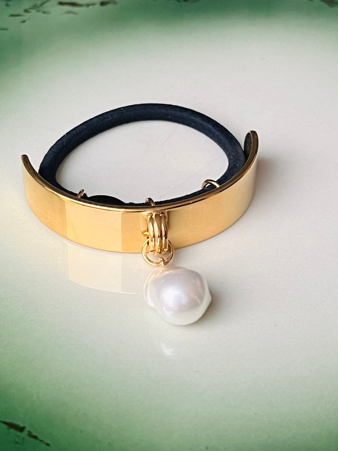 Frøken Dianas salonger Hårpynt Hårstrikk cuff med perle - gull