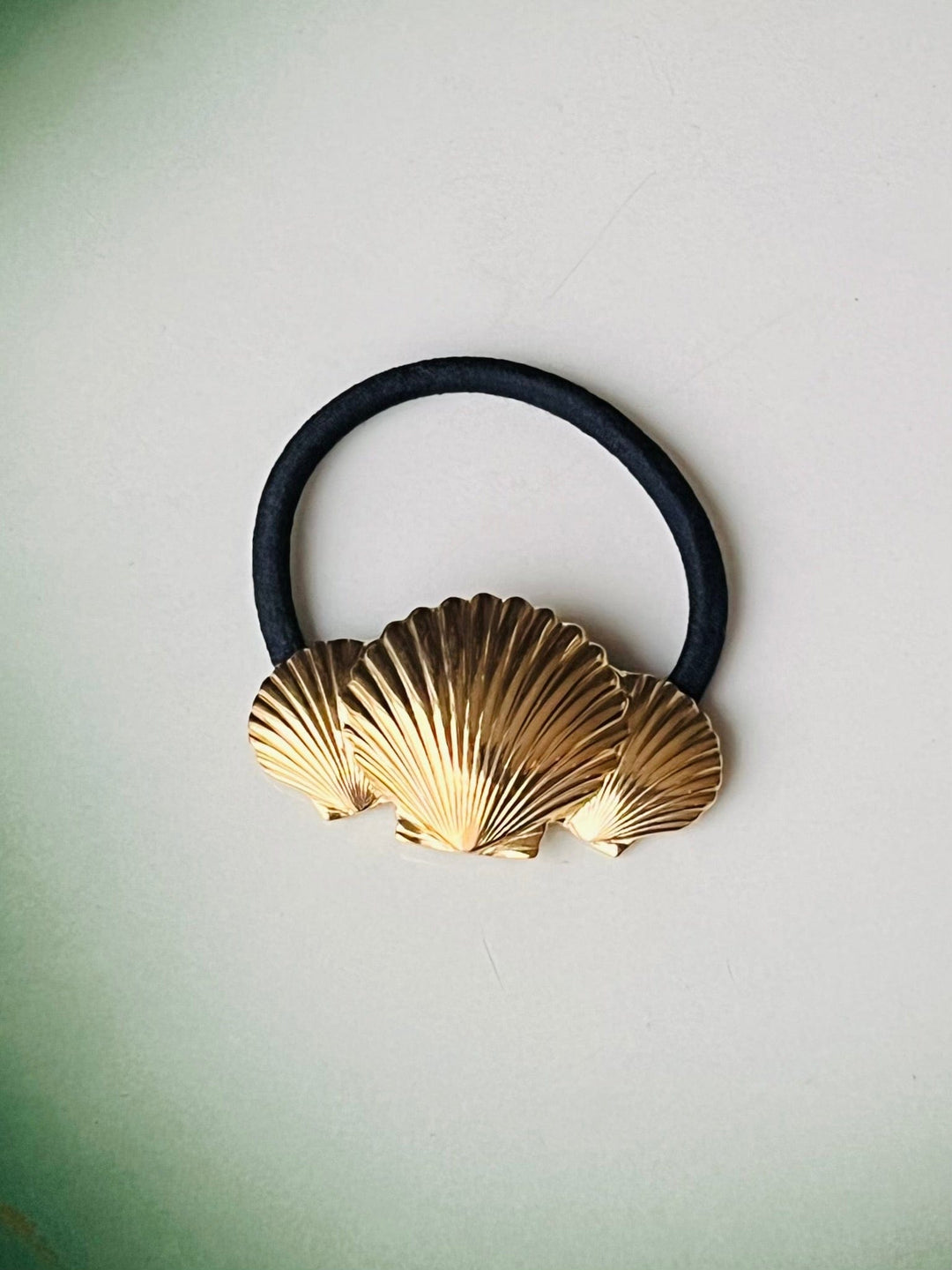 Frøken Dianas salonger Hårpynt Hårstrikk med skjell - gull