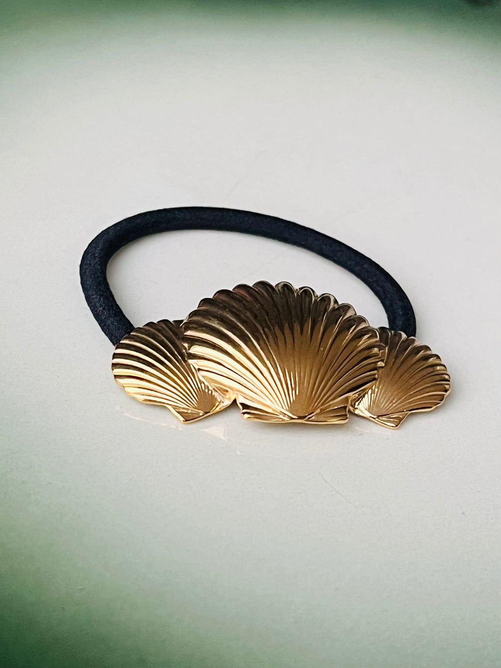 Frøken Dianas salonger Hårpynt Hårstrikk med skjell - gull