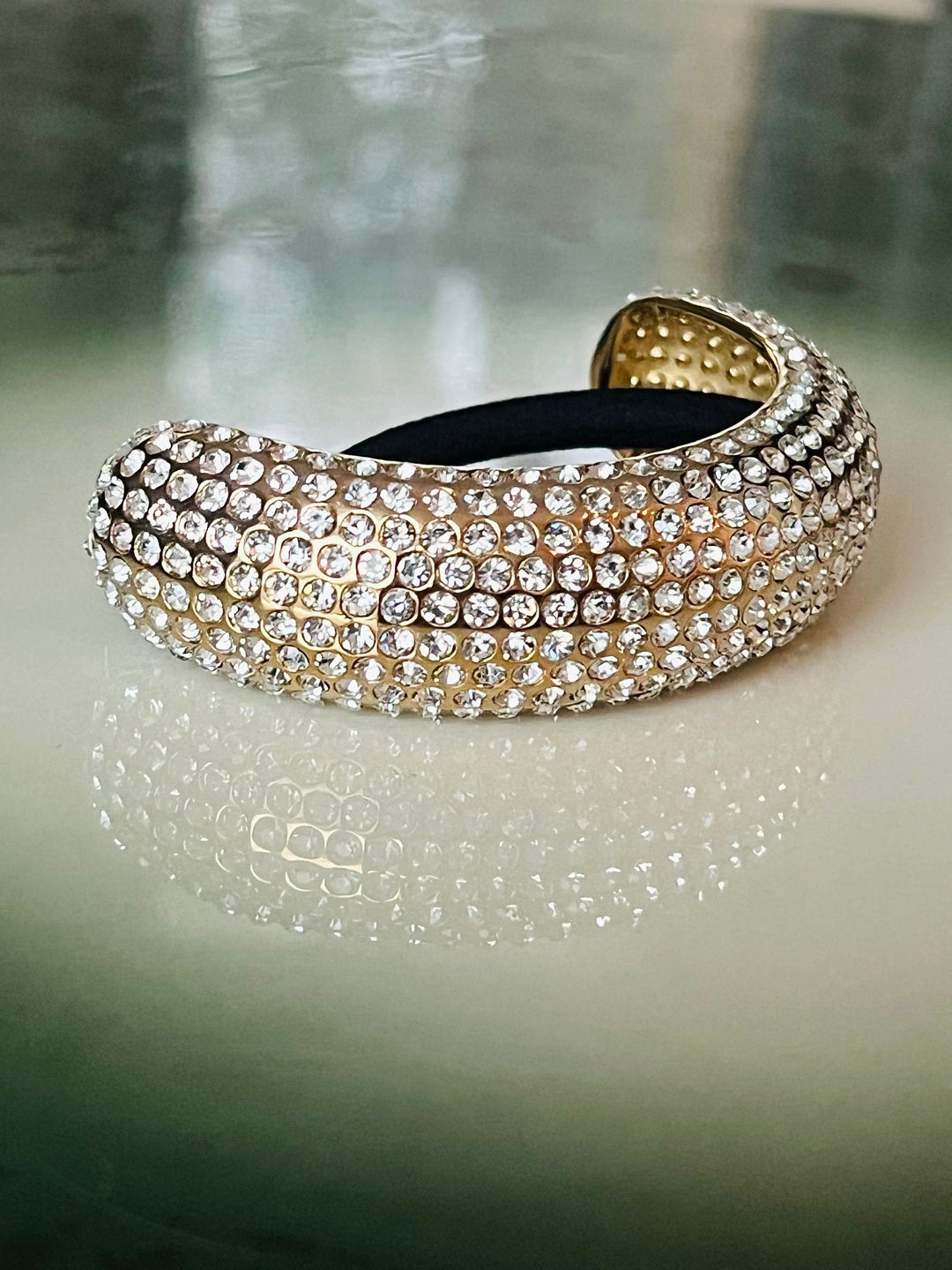 Frøken Dianas salonger Hårpynt Hårstrikk stor cuff med strass - gull