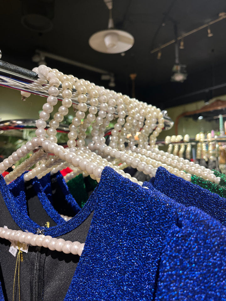 Frøken Dianas Salonger Kleshenger Perlehenger hvit